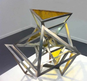 Icosahedron Yellow Glass (2013), escultura de Conrad Shawcross